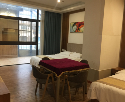 豪華機(jī)麻大床房 智慧娛樂與舒適住宿的完美融合